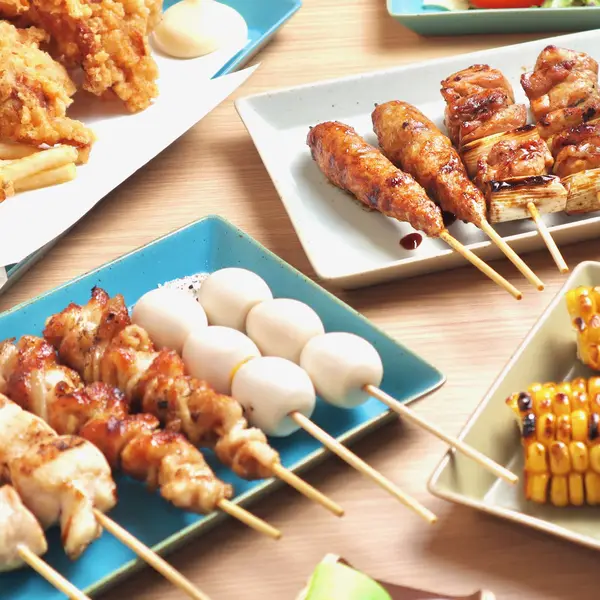 야키토리 VESTA의 패밀리 세트: 야키토리, 가라아게, 감자튀김, 구운 옥수수