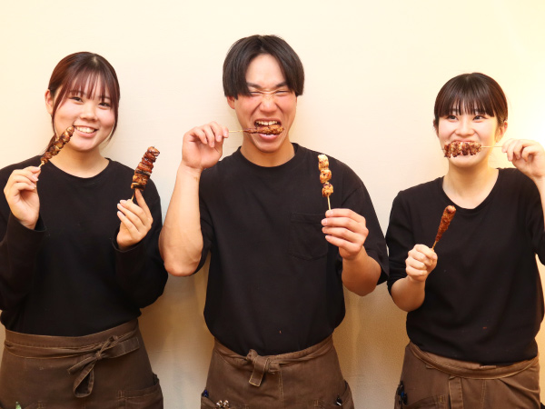 VESTAスタッフの笑顔 - 神戸新開地の全席禁煙ファミリー焼き鳥店で働く明るいチーム。研修制度充実で未経験者も安心